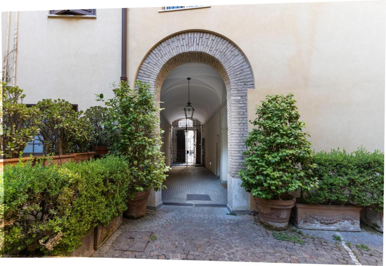 Apartment Quiet Trevi Fountain With Patio And Backyard Rom