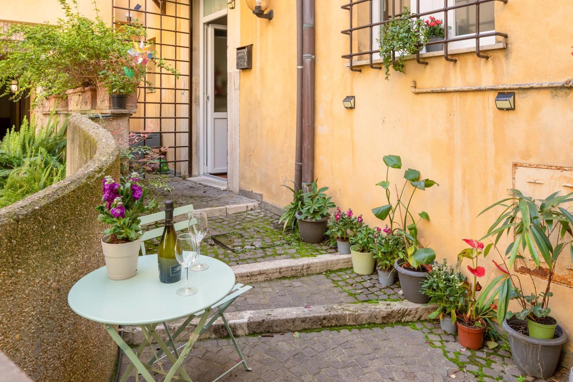 Quiet Trevi Fountain With Patio And Backyard Apartment Rom