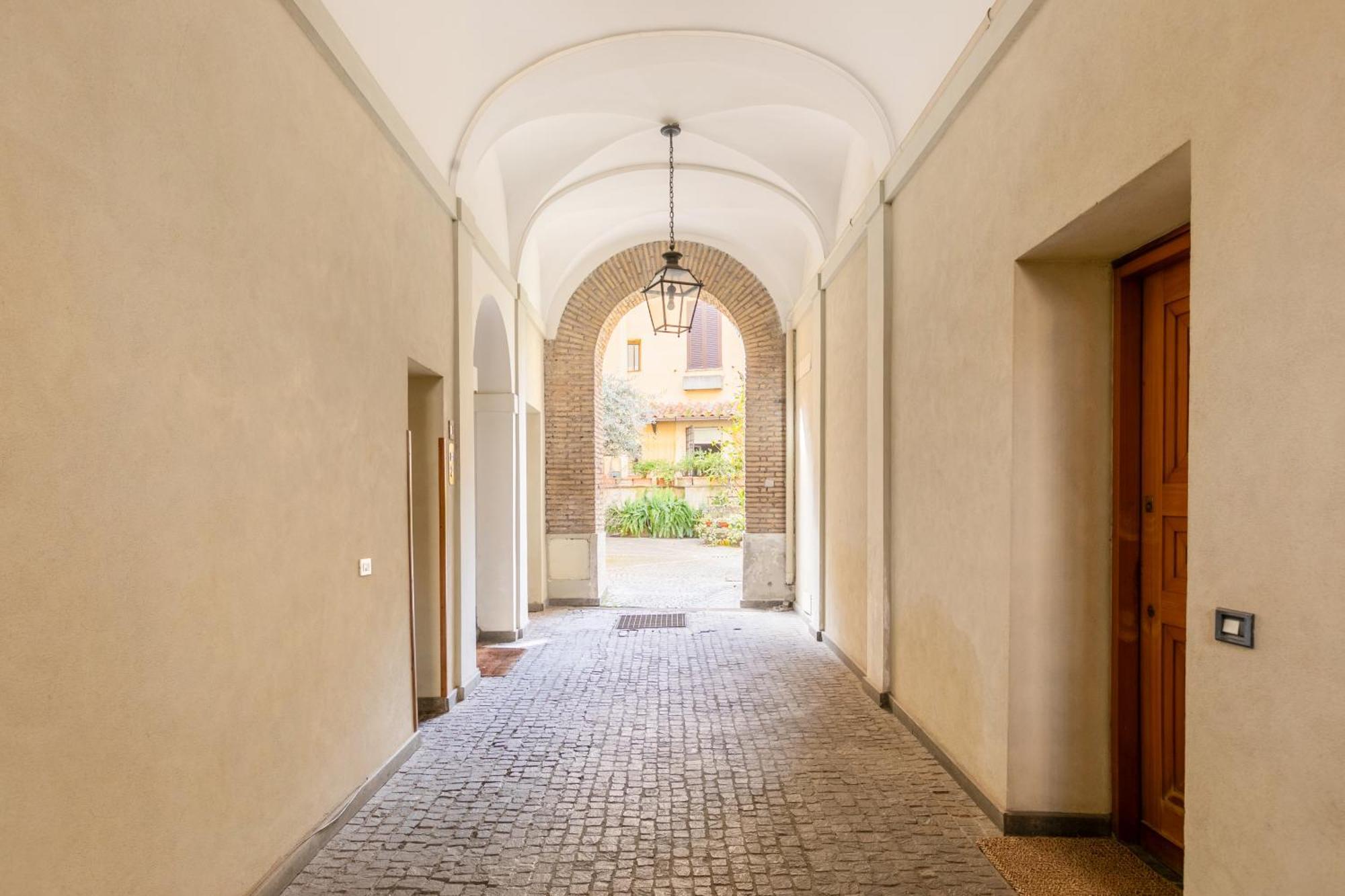 Apartment Quiet Trevi Fountain With Patio And Backyard Rom