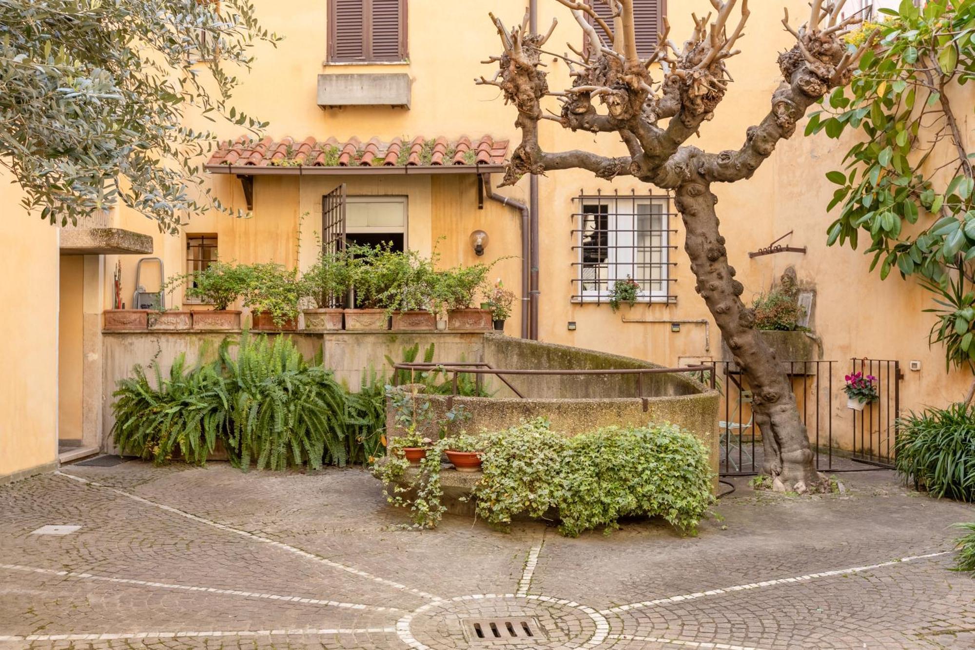 Apartment Quiet Trevi Fountain With Patio And Backyard Rom