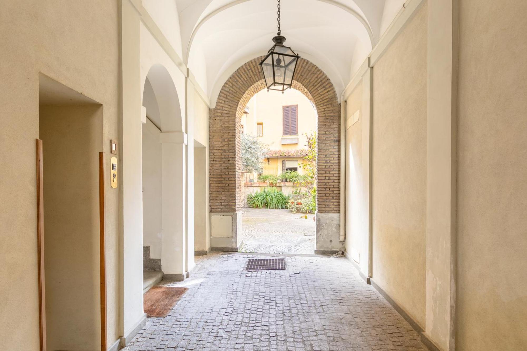 Quiet Trevi Fountain With Patio And Backyard Apartment Rom