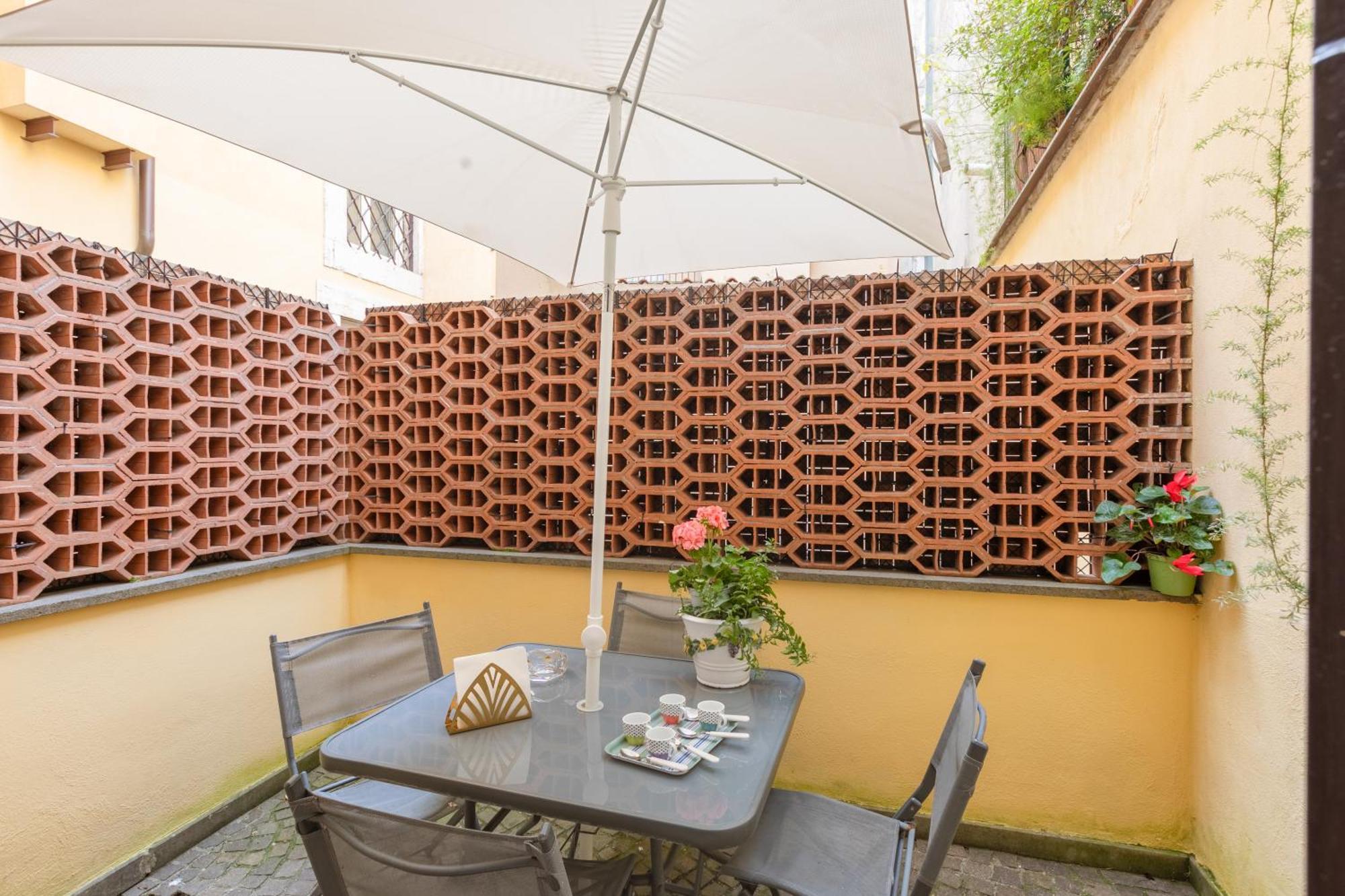 Apartment Quiet Trevi Fountain With Patio And Backyard Rom