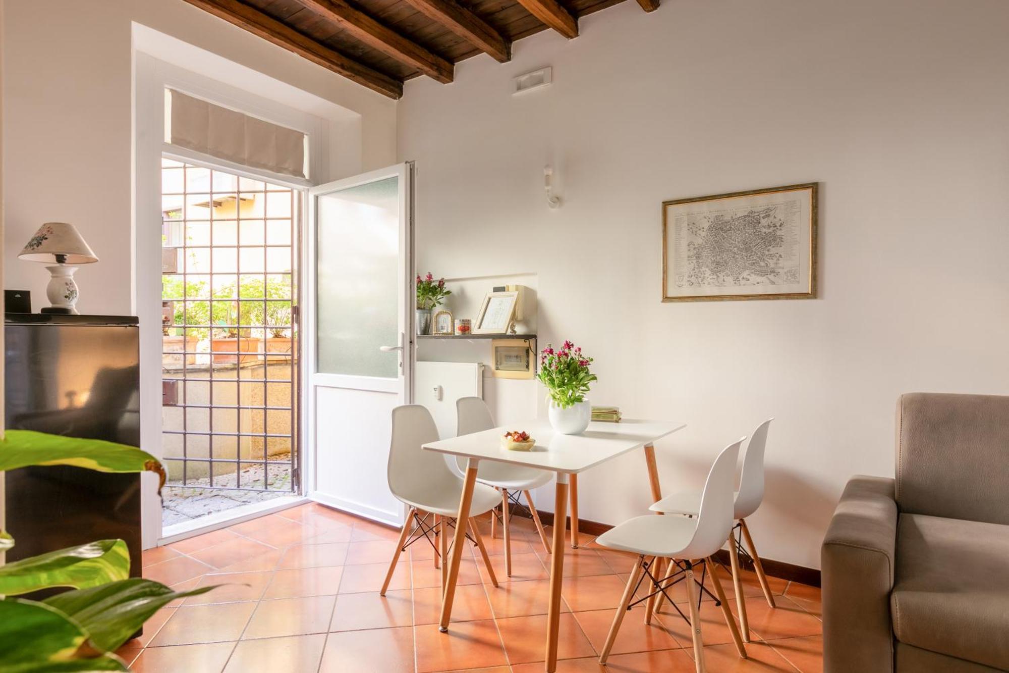 Quiet Trevi Fountain With Patio And Backyard * Rom