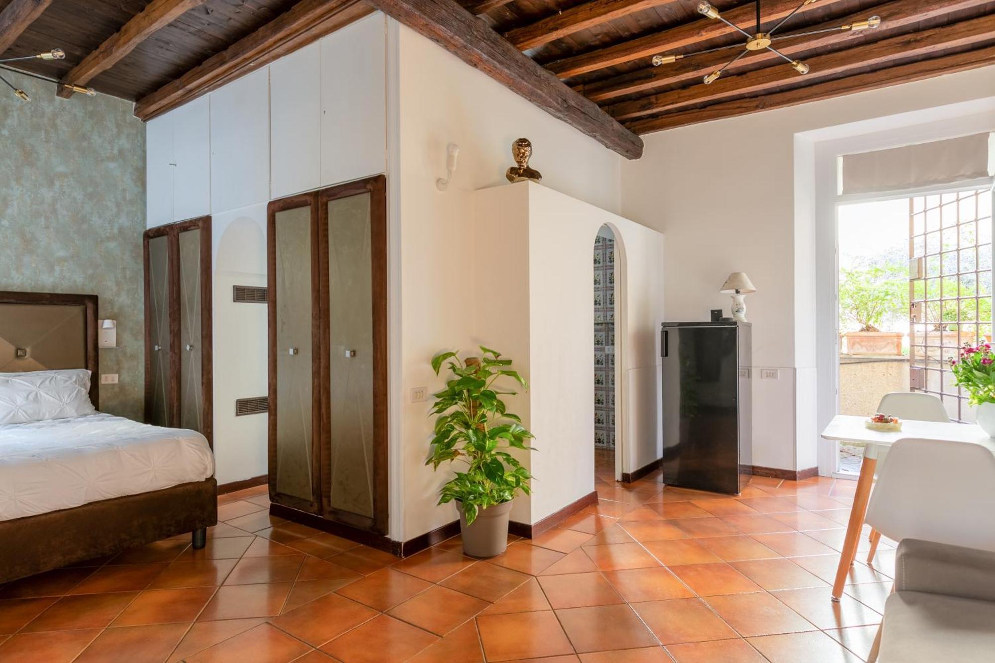 Quiet Trevi Fountain With Patio And Backyard Apartment Rom
