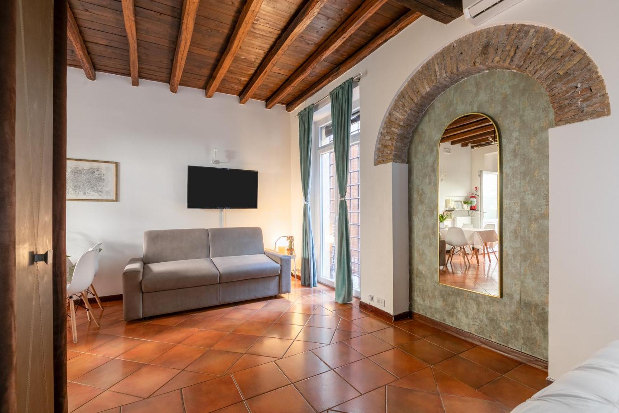 Apartment Quiet Trevi Fountain With Patio And Backyard Rom