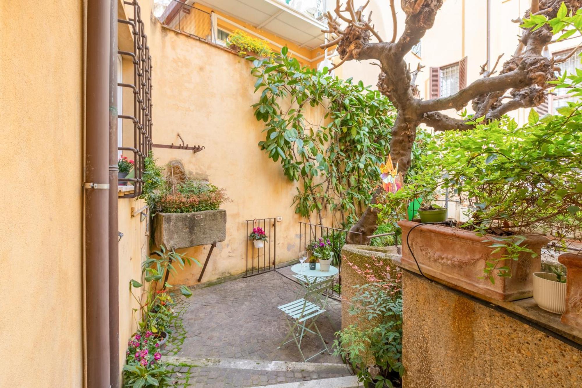 Quiet Trevi Fountain With Patio And Backyard Rom