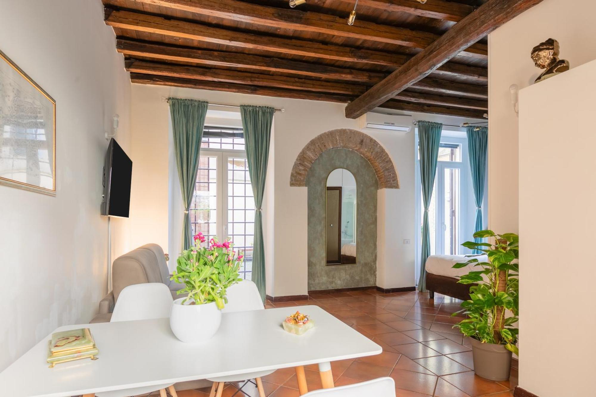 Quiet Trevi Fountain With Patio And Backyard Apartment Rom